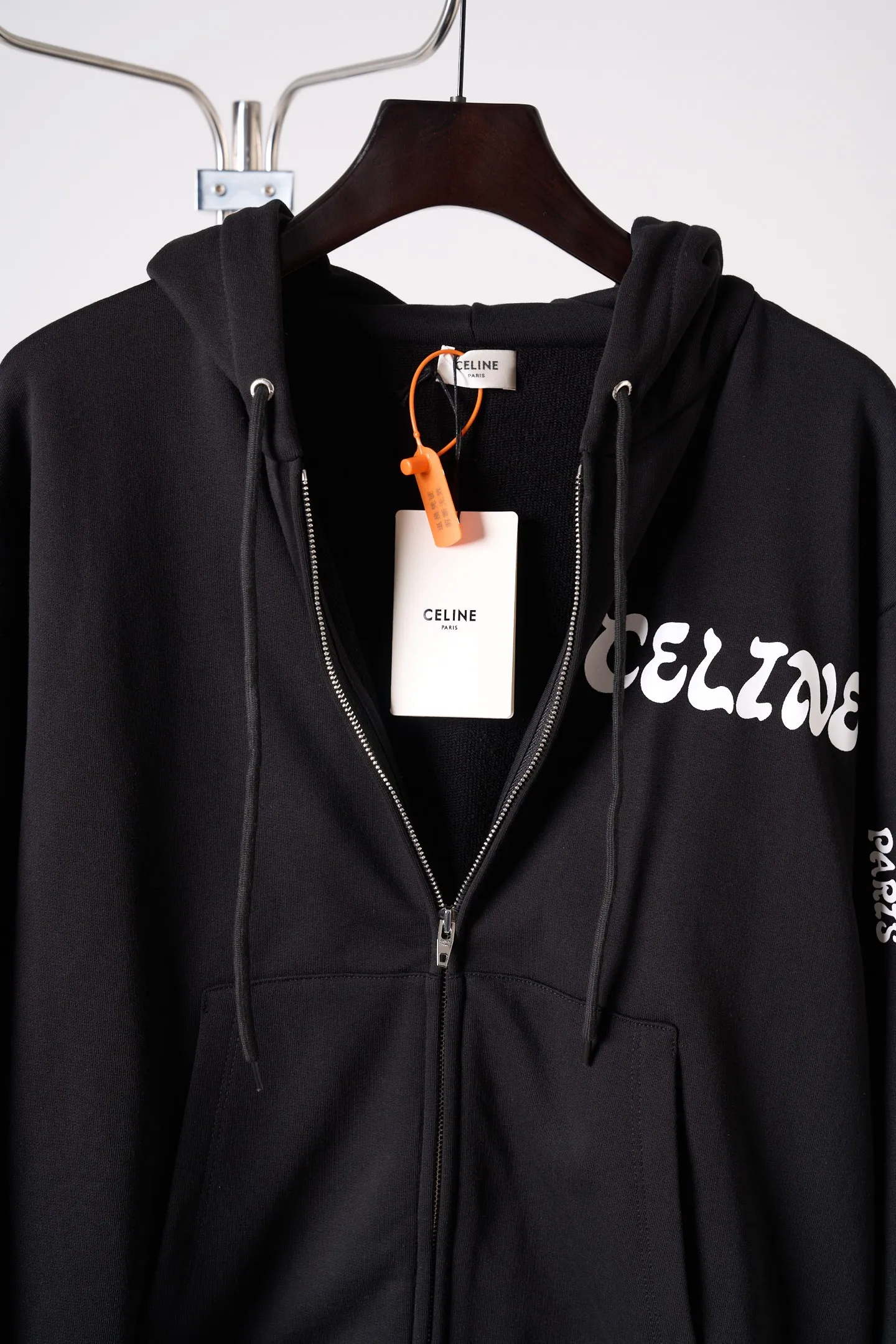 [Real auction] Celine/Celine printed zipper jacket [In Stock] S M L The contrasting color of White is restrained and distinct. The uninhibited style of the street is condensed into the details of the body. The drawstring hood is paired with a full metal zipper. The kangaroo pockets and ribbed edges are neat and neat. The loose shoulder silhouette combines street casualness with French family heritage. It interprets the romantic style of high-luxury streets. Glue printing is used. The chest printing has been modified three times with the film screen. Use glue liquid paint to print the pattern on the fabric. Bake the fabric to fix the printed pattern. The fabric has been fermented and washed for a better hand feel. Not easy to deform, not easy to shrink, not easy to fade, maintain long-term beauty, loose fit